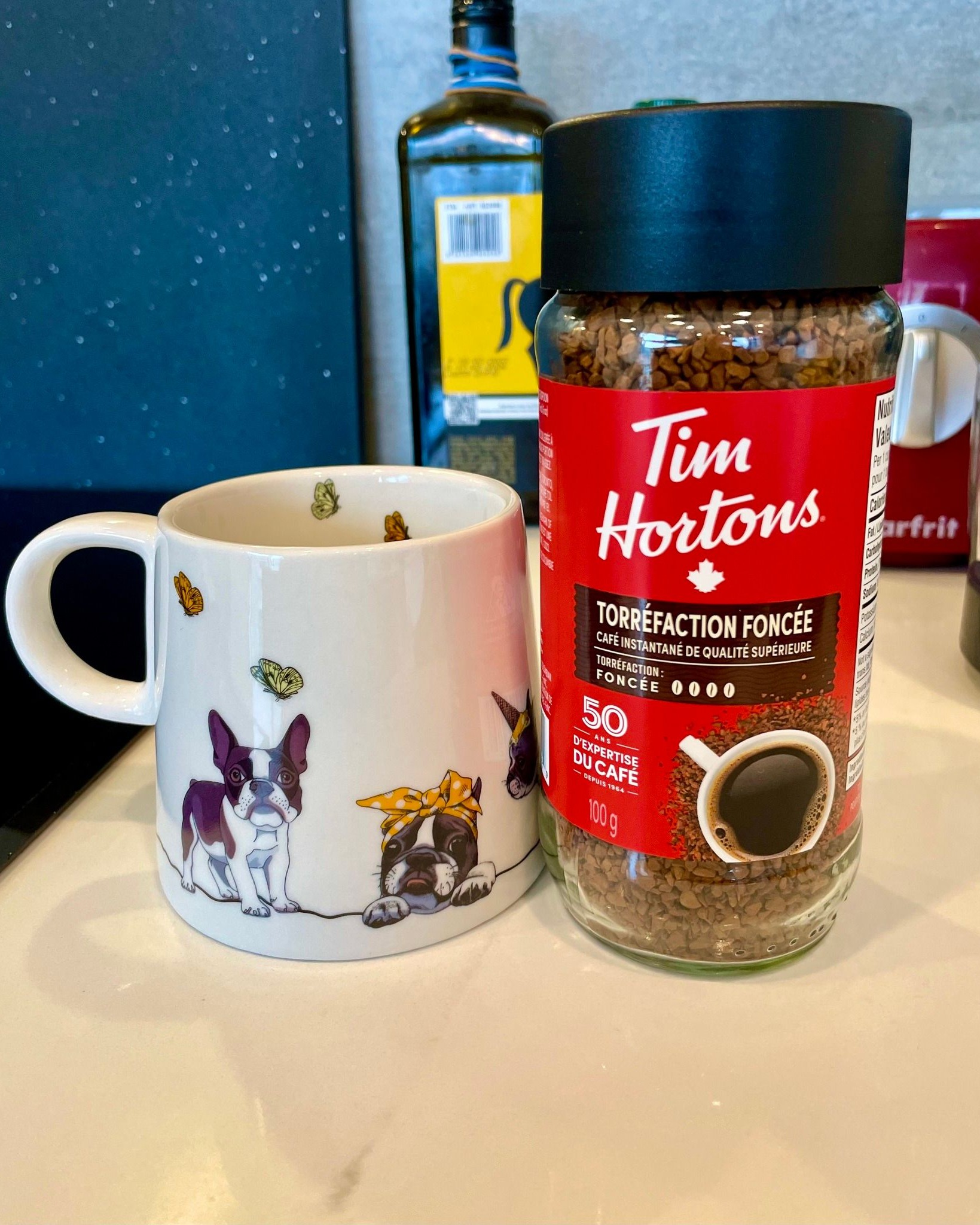 どうもC&C Study です今日、２月２０日はカナダの祝日「Family Day」なのでコーヒーでも飲んでゆっくりしたいと思います最近はもっぱら Tim Hortons のインスタントコーヒーを飲んでいます。Tim Hortonsはカナダにしかないファストフード店です。ちなみにマグカップは前回紹介したことがある紅茶屋「Murchie's 」で買いました！みなさんはコーヒーにミルクと砂糖入れますか？ーーーーーーーーーーーーーーーーーーーーーーーーーーーInstagram、ホームページもよろしくお願いします。Instagram： c.cstudyホームページ：https://candc.spazio.fun#ビクトリア #カナダ留学 #海外留学 #カナダ #カナダ生活 #教科 #高校 #海外高校 #海外高校留学 #ビクトリア留学 #ビクトリア留学生活 #ビクトリア留学エージェント#coffee #coffeetime #コーヒー #インスタントコーヒー #timhortons #timhortonscanada #timhortonscoffee #familyday #familydays